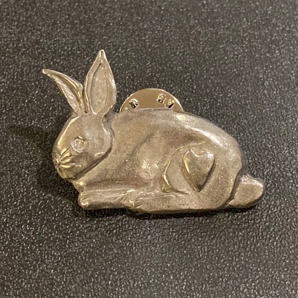 Barker USA 1996 Pewter Bunny Lapel Pin